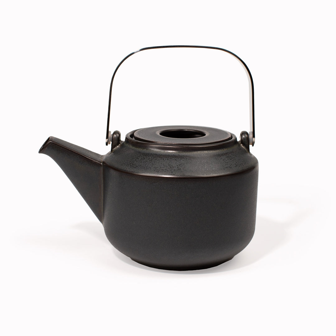 The Leaves to Tea teapot from Kinto is made of black porcelain, and features a sleek design that blends well with any tableware. This Japanese teapot is perfect for making two cups of tea at once. It holds 600ml, is constructed from durable materials, and includes a stainless steel strainer for easy cleaning.