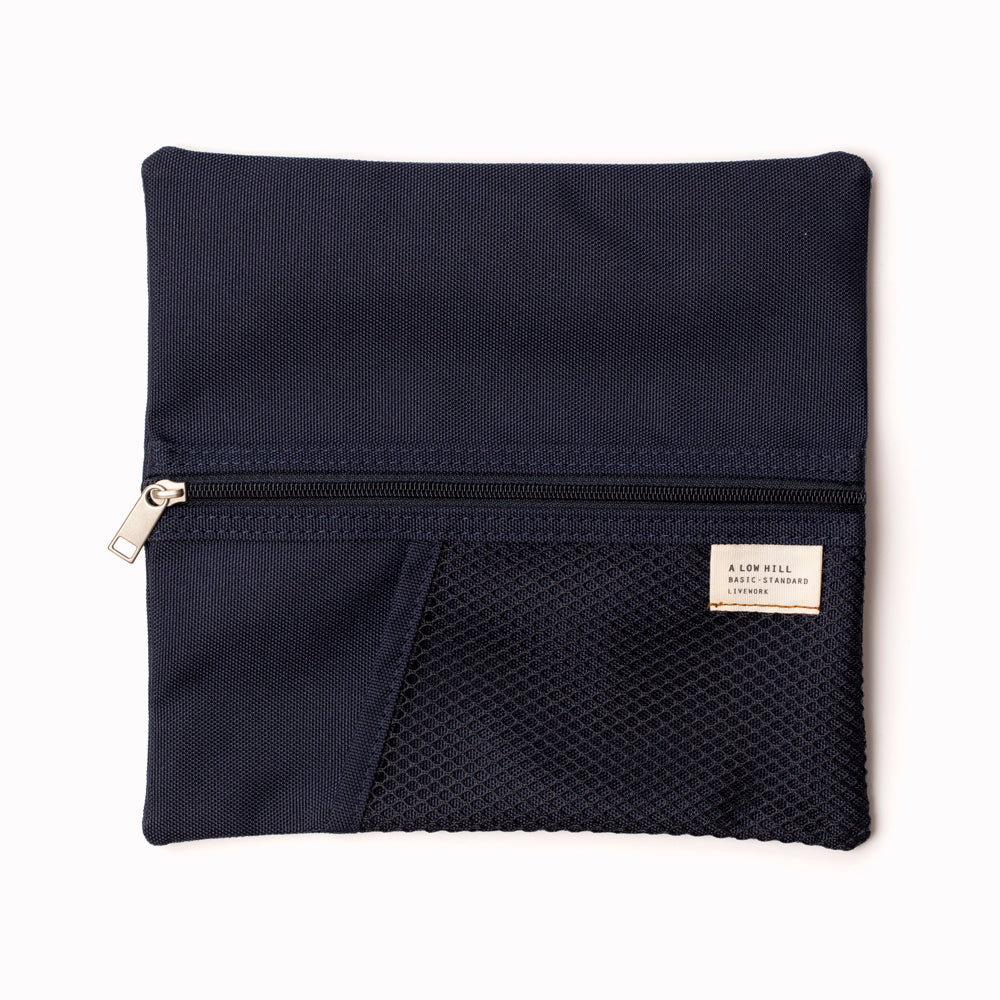 Pencil Pouch by the Korean brand Livework is multifunctional and super practical. It features a zipper which gives access to the two sides and a mesh pocket on the front for quick access (perfect for your mobile phone or favourite pen).