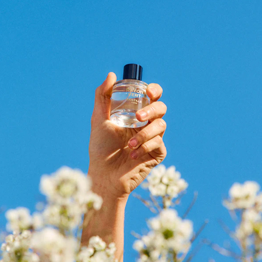 Held aloft, Rayon Vert is an explosion of sunny life! Imagine walking barefoot on freshly cut grass as the sun warms your face. Reconnect with nature and let its fresh scent envelope your senses